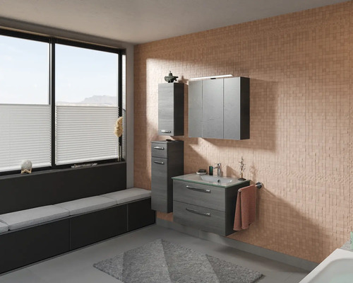 Modernes Badezimmer mit Waschtisch, Spiegelschrank und Sitzbank am Fenster