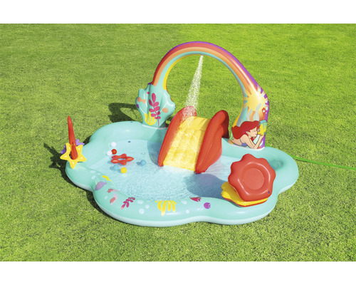 Aufblasbares Planschbecken mit Rutsche und Wassersprüher im Garten