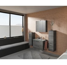 Badezimmer mit Waschtisch, Spiegelschrank und Hochschrank in Holzoptik