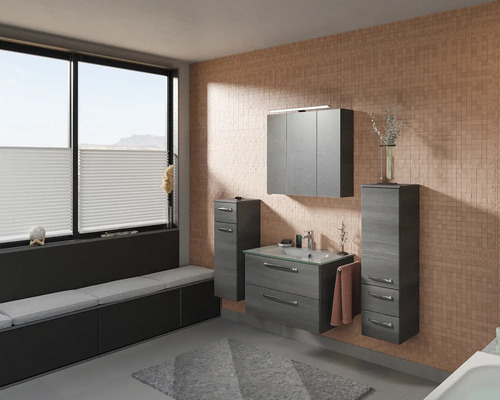 Badezimmer mit Waschtisch, Spiegelschrank und Hochschrank in Holzoptik