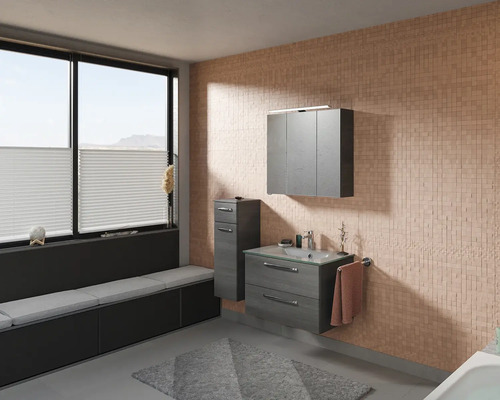 Helles Badezimmer mit Waschbeckenunterschrank, Spiegelschrank und Sitzbank