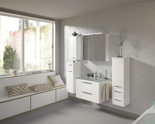 Modernes Badezimmer mit Waschbecken, Spiegelschrank, Hochschrank und Sitzbank