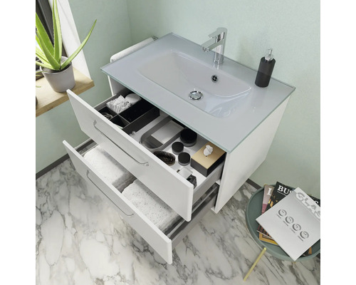 Waschtischunterschrank mit geöffneten Schubladen und diversen Badutensilien