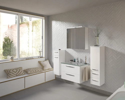 Badezimmer mit Waschbeckenunterschrank, Spiegelschrank und Hochschrank vor einer gemusterten Wand