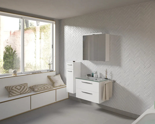 Helles Badezimmer mit Waschbecken, Spiegel, Schrank und Fensterbank mit Kissen