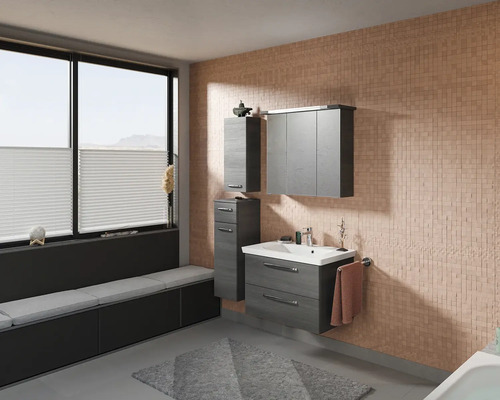 Modernes Badezimmer mit Waschtischunterschrank, Spiegelschrank und Fensterbank mit Sitzgelegenheit