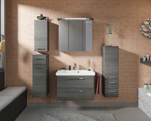 Badezimmer mit Waschbeckenunterschrank, Spiegelschrank und Hochschränken