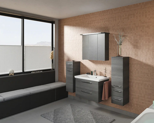 Badezimmer mit Waschtisch, Spiegelschrank und Unterschrank in Holzoptik