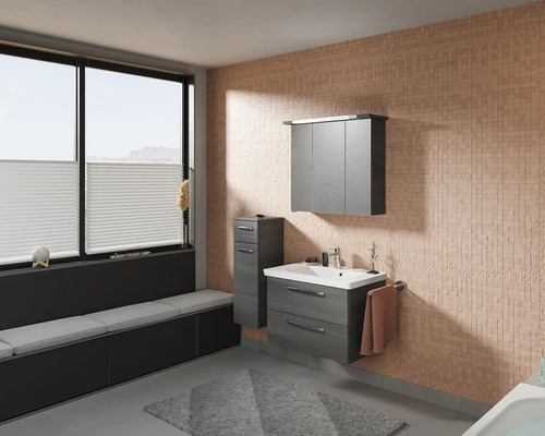 Badezimmer mit Waschtisch, Spiegelschrank und Sitzbank