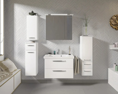 Badezimmer mit Waschbeckenunterschrank, Spiegelschrank und Hochschränken in hellem Design