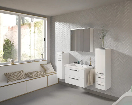 Helles Badezimmer mit Waschbeckenunterschrank, Spiegelschrank und Seitenschrank in Weiss