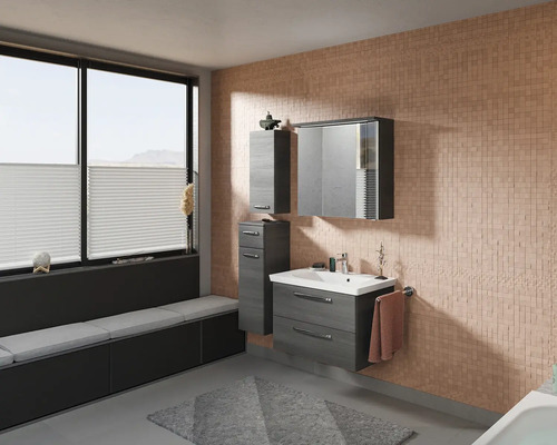 Badezimmer mit Waschbecken, Spiegel, Schrank und Fensterbank mit Sitzgelegenheit
