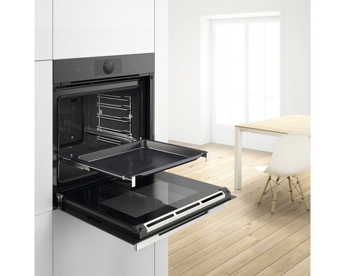 Offener Einbauofen mit Backblech und Grillrost in moderner Küche