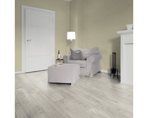 Wohnzimmer mit Laminatboden, Sessel, Stehlampe und Tür