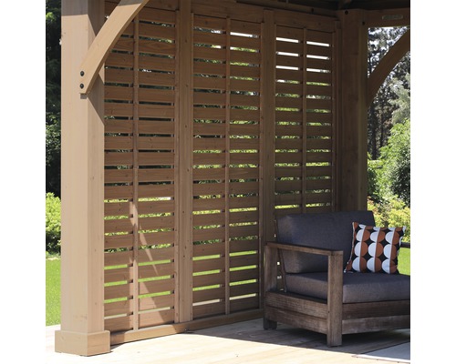 Holzpavillon mit Lamellenwand und Sitzgelegenheit im Garten