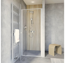 Modernes Badezimmer mit Duschkabine, Handtuchwärmer und Holzhocker
