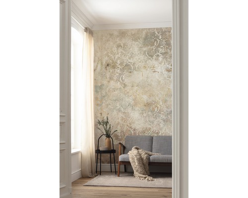 Wohnzimmer mit floral gemusterter Tapete, Sofa und Beistelltisch