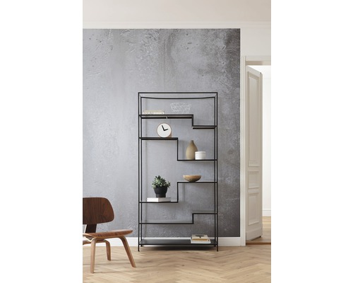 Schwarzes Metallregal mit fünf Ebenen in einem hellen Raum.