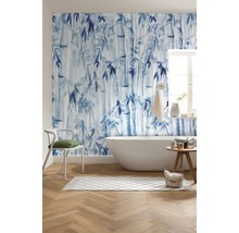 Modernes Badezimmer mit Bambus Tapete, Badewanne und Holzboden