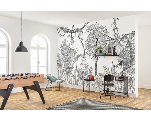 Helles Zimmer mit Tischfußball, Schreibtisch und Wandbild mit Dschungelmotiven