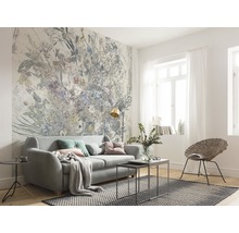Wohnzimmer mit Fototapete mit Blumenmuster, Sofa und Teppich