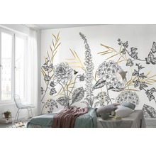 Schlafzimmer mit einer Wandtapete mit Blumenmuster in Schwarz und Gold