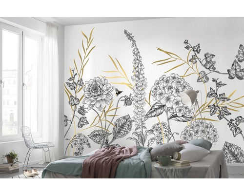 Schlafzimmer mit einer Wandtapete mit Blumenmuster in Schwarz und Gold