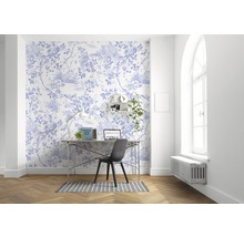 Arbeitszimmer mit floraler Tapete, Schreibtisch und Stuhl