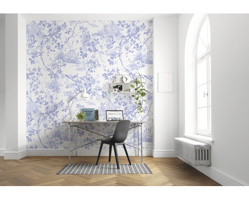 Arbeitszimmer mit floraler Tapete, Schreibtisch und Stuhl