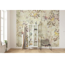 Wohnraum mit floraler Tapete, Glasvitrine und Stuhl