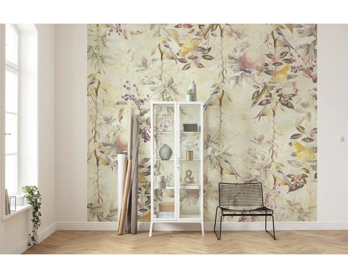 Wohnraum mit floraler Tapete, Glasvitrine und Stuhl