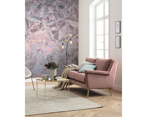 Wohnzimmer mit Sofa, Tisch und dekorativer Wandtapete mit Kristallmuster