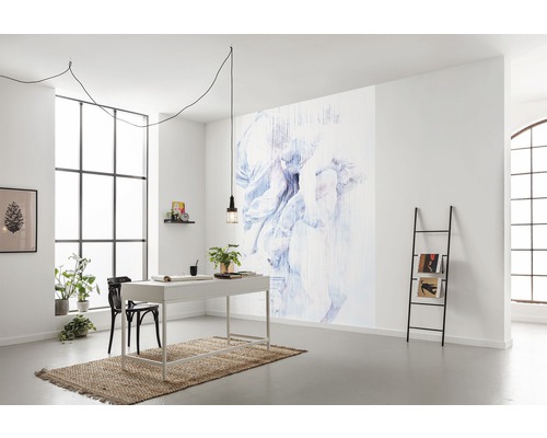 Modernes Arbeitszimmer mit großem Fenster, Schreibtisch, Dekoleiter und Fototapete mit Blumenmotiv