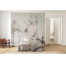 Schlafzimmer mit Bett, Stehlampe und Fototapete mit Statuenmotiv