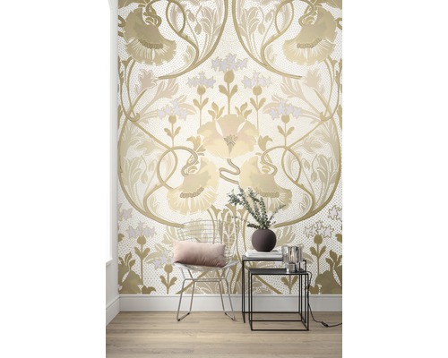 Dekoratives Zimmer mit floral gemusterter Tapete, Stuhl und Beistelltisch