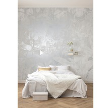 Schlafzimmer mit floraler Vliestapete, Bett und Nachttisch