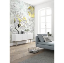 Wohnzimmer mit gemusterter Tapete, Sofa und Kommode