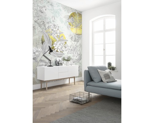 Wohnzimmer mit gemusterter Tapete, Sofa und Kommode