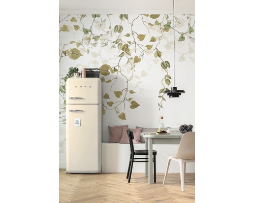 Heller Wohnraum mit Kühlschrank, Tisch und floraler Wandtapete