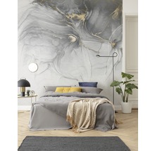 Schlafzimmer mit Bett, Teppich und Wandtapete mit Marmormuster