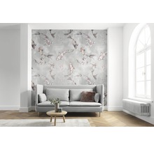 Wohnzimmer mit grauer Couch und Tapete mit Fischmuster