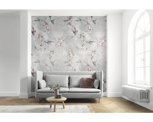 Wohnzimmer mit grauer Couch und Tapete mit Fischmuster