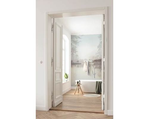 Badezimmer mit Badewanne, Holzboden und Wandbild durch offene Tür