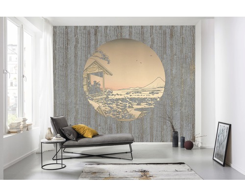 Wohnzimmer mit gemusterter Tapete mit japanischem Landschaftsmotiv