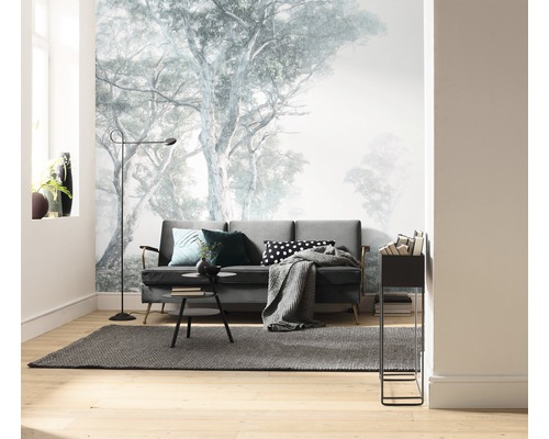 Wohnzimmer mit Fototapete, Sofa, Teppich und Stehlampe