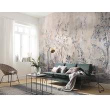 Wohnzimmer mit floraler Mustertapete, Sofa und Sessel