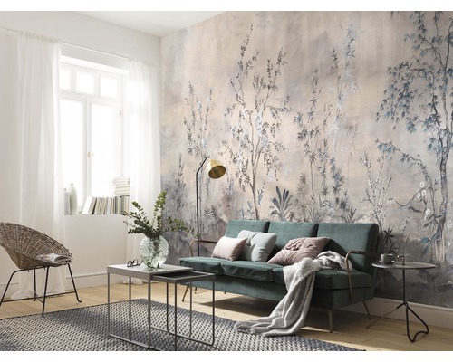 Wohnzimmer mit floraler Mustertapete, Sofa und Sessel