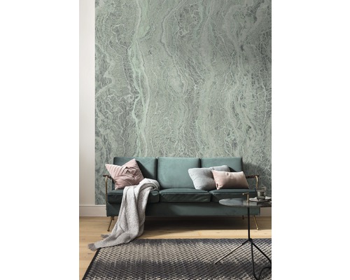 Wohnzimmer mit Sofa, Teppich und Tapete mit abstraktem Muster