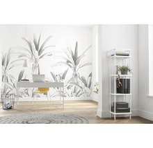 Helles Arbeitszimmer mit Schreibtisch, Stuhl, Regal und botanischer Tapete
