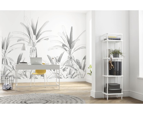 Helles Arbeitszimmer mit Schreibtisch, Stuhl, Regal und botanischer Tapete